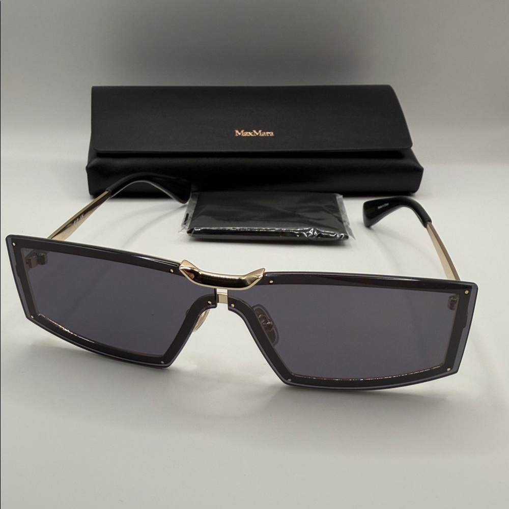 MaxMara Black Sunglasses with Gold Details - Picture 2 of 4